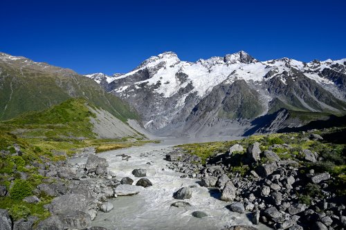 Mont Sefton (Nouvelle-Zélande, Ile du sud) -  Mont Sefton et Mueller Lake vus  depuis Hooker Valley Track (torrent glaciaire en premier plan).(VO-24-1601)