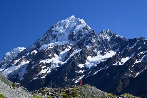 Mont Cook (Nouvelle-Zélande, Ile du sud) -  Face est vue depuis Hooker Valley (personnage sur promontoire).(VO-24-1612)