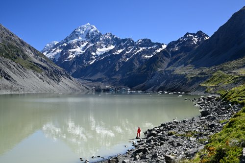 Mont Cook (Nouvelle-Zélande, Ile du sud) -  Vue depuis Hooker Valley avec Hooker Lake en premier plan (personnage au bord du lac)(VO-24-1622)
