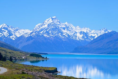 Pukaki Lake (Nouvelle-Zélande, Ile du sud) -   Mont Cook enneigé  se reflétant dans le lac Pukaki.(VO-24-1512)