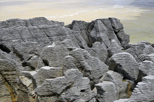 Punakaiki (Nouvelle-Zélande, Ile du sud) -   Pancake Rocks : vue partielle, avec la mer de Tasman en fond(VO-24-1436)