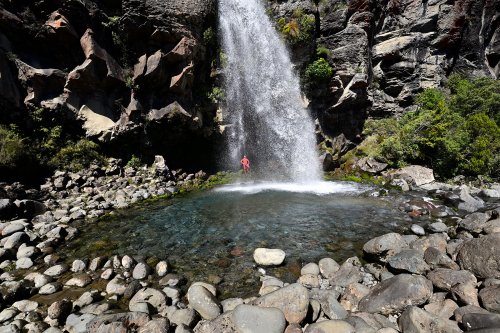 Tongariro National Park (Nouvelle-Zélande, Ile du nord) - Taranaki Falls (vue sans ciel avec personnage derrière la cascade)(VO-24-0935)