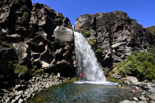 Tongariro National Park (Nouvelle-Zélande, Ile du nord) - Taranaki Falls (vue de face avec personnage derrière la cascade)(VO-24-0923)