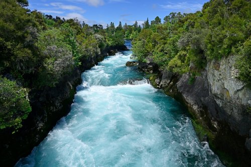 Warakei Park (Nouvelle-Zélande, Ile du nord) -  Torrent du Waikato avant la cascade de Huka Falls (VO-24-0895)