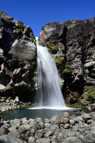 Tongariro National Park (Nouvelle-Zélande, Ile du nord) - Cascade de Taranaki Falls (vue générale avec effet de filé)(VO-24-0941)