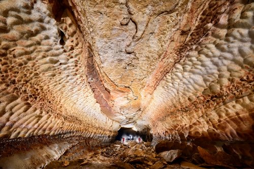 Grotte de Saint-Marcel d'Ardèche (Ardèche) - Réseau I : galerie des peintres (trois spéléos avançant de face dans la galerie)(SP-25-0083)