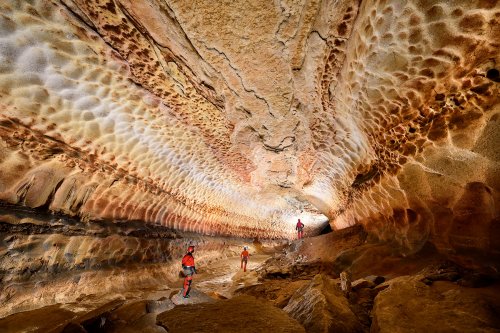 Grotte de Saint-Marcel d'Ardèche (Ardèche) - Réseau I : galerie des peintres avec trois spéléos (vue vers l'aval)(SP-25-0066)