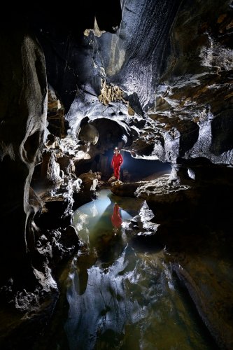 An Tho Thôn cave (Tan Hoa, Vietnam) -  Petite galerie avec jeu de reflets sur l'eau (SP-25-0117)