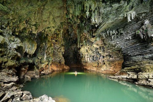 Hang Ken cave (Tan Hoa, Vietnam) - Navigation sur la rivière dans la galerie d'entrée vue de l'extérieur (horizontale)(SP-25-0237)