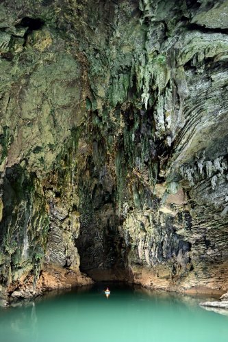 Hang Ken cave (Tan Hoa, Vietnam) - Navigation sur la rivière dans la galerie d'entrée vue de l'extérieur (verticale)(SP-25-0239)