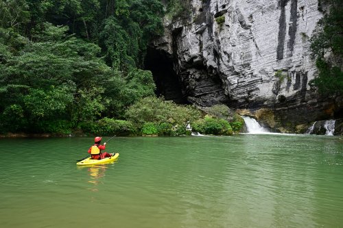 Hang Ken cave (Tan Hoa, Vietnam) -  Entrée et résurgence avec spéléo dans bateau en premier plan(SP-25-0229)