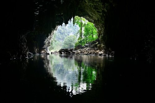 Hang Ken cave (Tan Hoa, Vietnam) - Porche d'entrée vu de l'intérieur se reflétant sur la rivière(SP-25-0241)