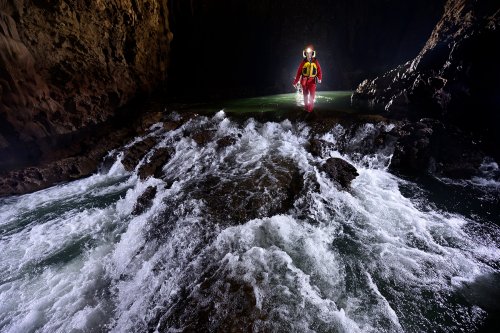 Hang Kim cave (Tan Hoa, Vietnam) - Rapide sur la rivière avec spéléo en arrière plan (SP-25-0220)
