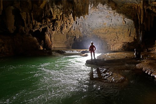 Hang Kim cave (Tan Hoa, Vietnam) - Rivière aux eaux vertes avec petit rapide (spéléo en contre-jour)(SP-25-0200)