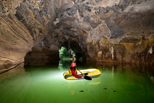 Tulan cave (Tan Hoa, Vietnam) - Navigation sur la rivière avec avec spéléo dans canot pneumatique (entrée en fond)(SP-25-0282)