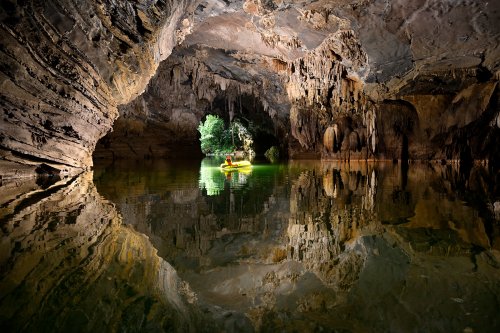 Tulan cave (Tan Hoa, Vietnam) - Jeu de reflets sur la rivière avec avec spéléo dans canot pneumatique (entrée en fond)(SP-25-0279)