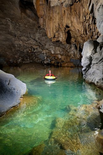 Hang Va cave (Phong Nha, Vietnam) - Navigation sur la rivière (spéléo dans canot pneumatique de face)(SP-25-0345)