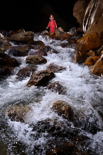 Hang Va cave (Phong Nha, Vietnam) -  Rivière avec rapides (spéléo en fond)(SP-25-0344)
