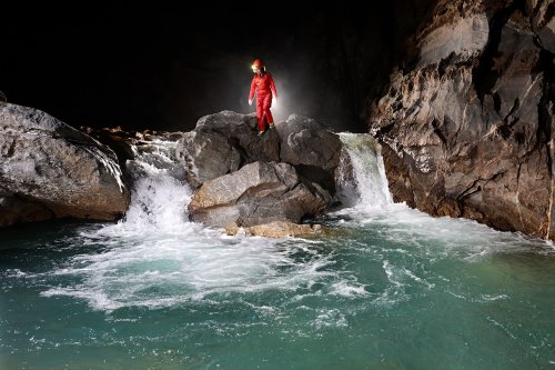Hang Va cave (Phong Nha, Vietnam) - Double cascade sur la rivière (spéléo sur rocher au milieu)(SP-25-0365)