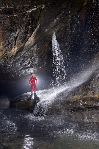 Hang Va cave (Phong Nha, Vietnam) - Cascade au plafond d'une galerie (spéléo au pied des cascades)(SP-25-0388)