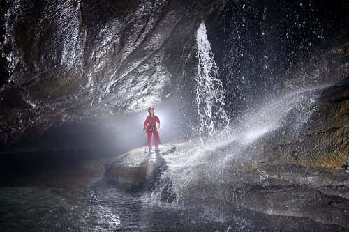Hang Va cave (Phong Nha, Vietnam) - Cascade au plafond d'une galerie (spéléo au pied des cascades)(SP-25-0382)