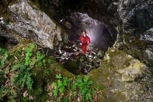 Grotte des Espagnols (Hérault) - Lucarne d'entrée de la cavité. Vue plongeante de l'extérieur.(SP-25-0620)