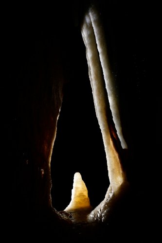 Grotte de la Fileuse de verre ou de la Devèze (Courniou, Hérault) - Stalagmite transparente dans une petite alcôve avec draperies blanches(SP-25-0591)