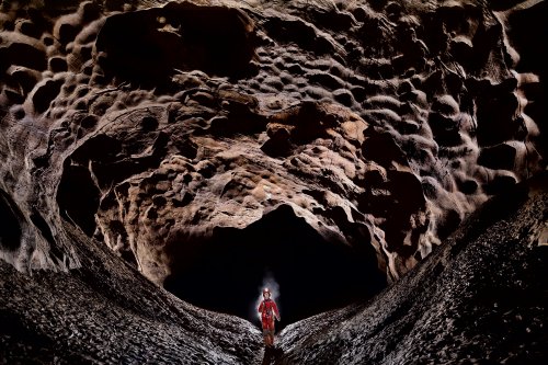 Grotte de la Douch (Courniou, Hérault) - Galerie finale avec personnage au centre et talus d'argile sur les côtés. (SP-25-0679)
