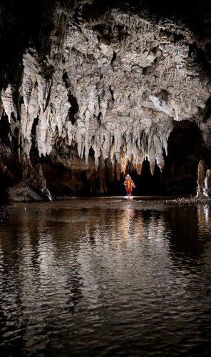 Caverna da Agua Suja (Sao Paulo, Brésil) - Plafond concrétionné se reflétant dans la rivière, avec personnage en fond.(SP-25-2187)