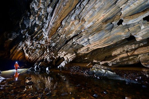 Caverna da Agua Suja (Sao Paulo, Brésil) - Passage dans la rivière avec grande paroi de calcaire (strates grises et jaunes). (SP-25-2250)