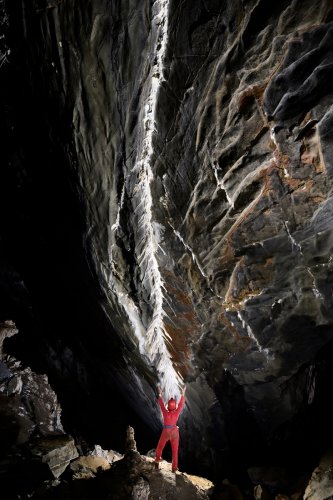 Caverna do Mourro Preto (Sao Paulo, Brésil) -  "La foudre" (ligne de concrétions blanches sur une paroi avec personnage au pied)(SP-25-2164)