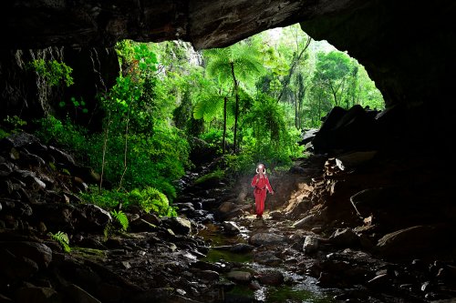 Caverna da Laje Branca (Sao Paulo, Brésil) - Entrée de la grotte vue de l'intérieur avec personnage de face(SP-25-2313)