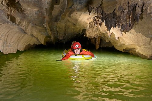 Caverna Alambari de Baixo (Sao Paulo, Brésil) - Passage bas dans la rivière avec spéléo sur un  bateau;(SP-25-2288)