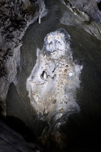 Caverna de Santana (Sao Paulo, Brésil) - Tête du Christ apparaissant sur la roche au fond d'un passage étroit.(SP-25-2029)