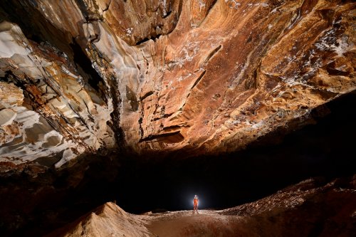 Gruta do Tamboril (Minas Gerais, Brésil) -  Large galerie au plafond coloré (SP-25-1373)