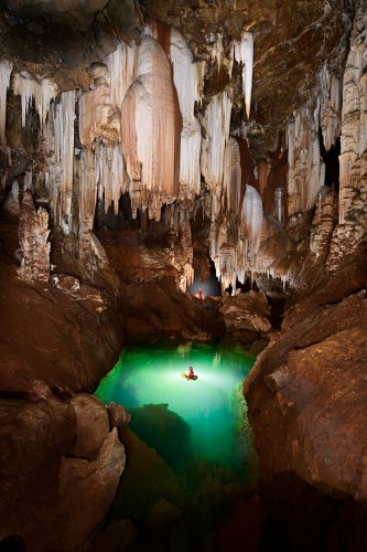 Gruta do Tamboril (Minas Gerais, Brésil) - Vue générale du lac avec bateau et personnage en fond.(SP-25-1380)