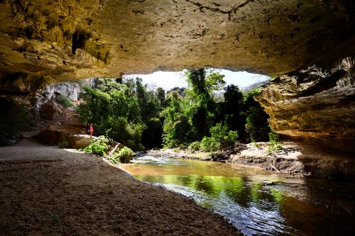 Caverna Angelica (Goias, Brésil) - Porche d'entrée avec rivière vue de l'intérieur.(SP-25-1623)