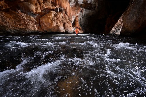 Lapa Sao Bernardo (Goias, Brésil) - Progression dans la rivière (spéléo en fond).(SP-25-1790)