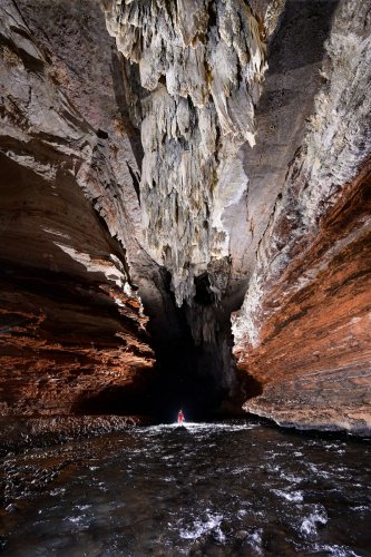 Lapa Sao Bernardo (Goias, Brésil) - Haute galerie avec rivière et plafond concrétionné  (spéléo progressant en fond).(SP-25-1762)