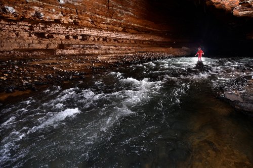 Lapa Sao Bernardo (Goias, Brésil) - Progression dans la rivière (spéléo en fond).(SP-25-1764)