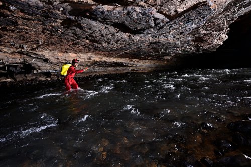 Lapa Sao Bernardo (Goias, Brésil) - Traversée de la rivière avec corde.(SP-25-1754)