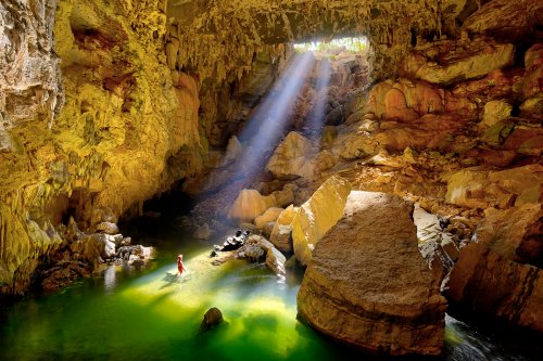 Lapa Terra Ronca (Goias, Brésil) - Rayons de soleil éclairant la rivière aux eaux vertes à partir d'un orifice (spéléo dans l'eau).(SP-25-2004)