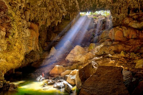 Lapa Terra Ronca (Goias, Brésil) - Rayons de soleil éclairant la rivière aux eaux vertes à partir d'un orifice (spéléo sur rocher).(SP-25-1978)