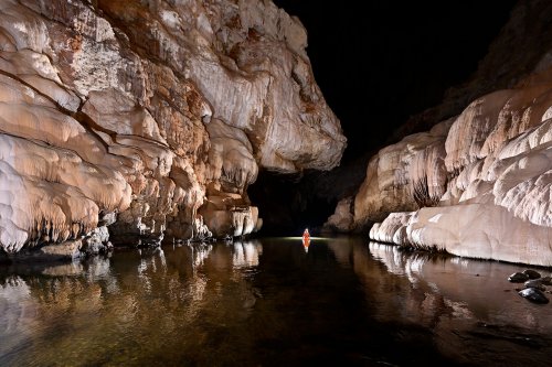 Lapa Terra Ronca (Goias, Brésil) - Rivière au milieu de grandes coulées de calcite (spéléo en fond dans l'eau).(SP-25-1851)