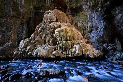 Lapa Terra Ronca (Goias, Brésil) - Coulées de calcite le long de la rivière à l'entrée de Terra Ronca 2 (spéléo dans la rivière)(SP-25-1835)