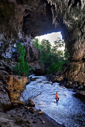 Lapa Terra Ronca (Goias, Brésil) - Porche de sortie de Terra Ronca 1 vu de l'intérieur avec spéléo dans la rivière.(SP-25-1817)