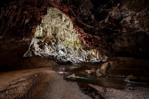 Lapa Terra Ronca (Goias, Brésil) - Galerie d'entrée avec la découpe de la galerie sur la partie éclairée par le jour (spéléo en contrebas).(SP-25-1800)