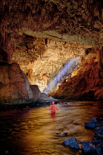 Lapa Terra Ronca (Goias, Brésil) - Spéléo dans la rivière avec salle éclairée par un rayon de soleil en fond (spéléo  éclairé).(SP-25-1487)