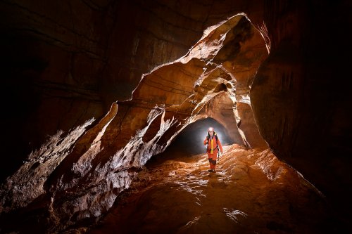 Grotte des Claris (Gard) - Spéléo progressant dans la Galerie d'entrée (horizontale - contre-jour)(SP-25-2372)