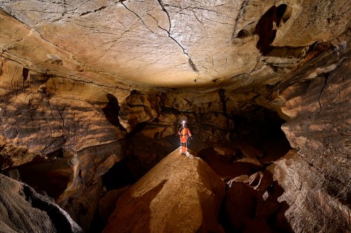 Grotte des Claris (Gard) - Spéléo progressant sur une arrête rocheuse dans une galerie au plafond plat (horizontale)(SP-25-2348.jpg)
